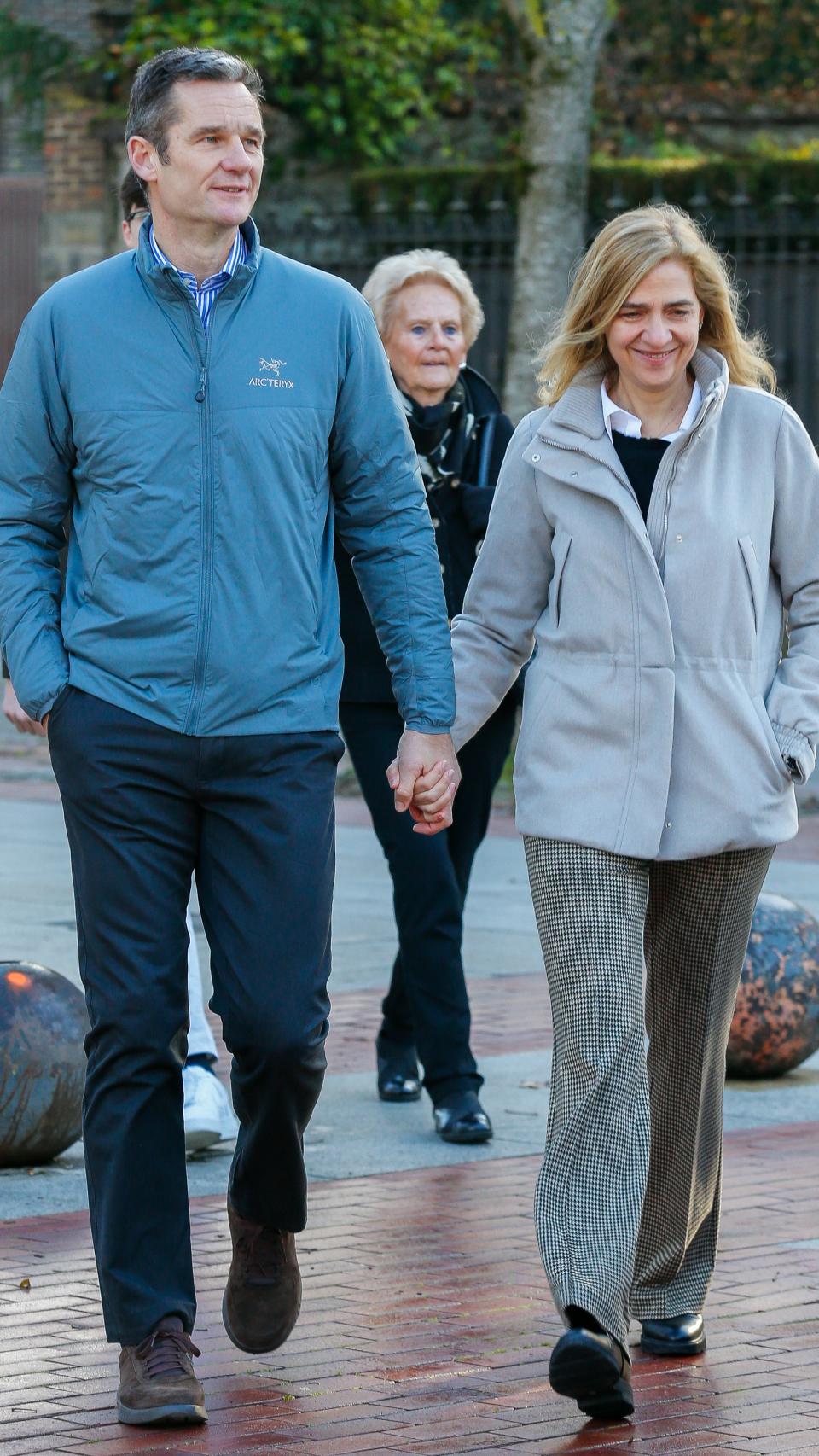 Iñaki Urdangarin junto a la infanta Cristina y su madre en Vitoria.