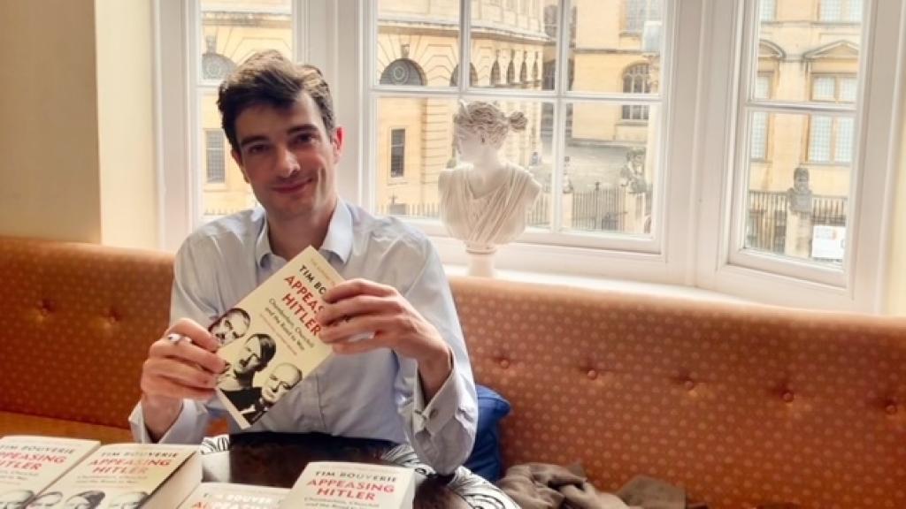 Tim Bouverie, firmando ejemplares de su libro.