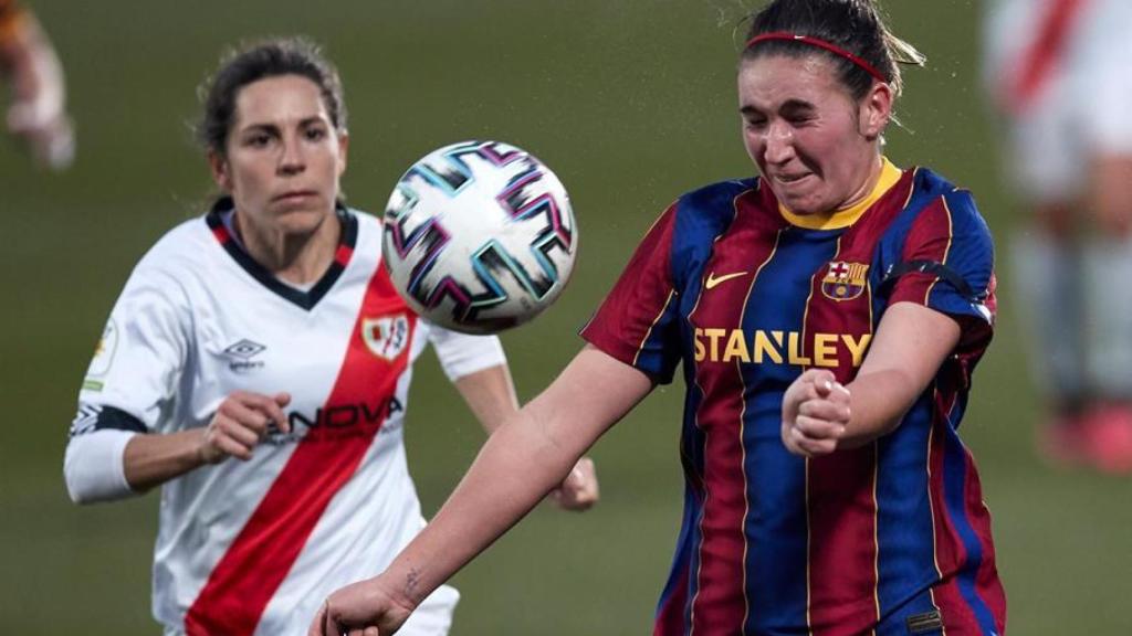 Pilar García y Mariona Caldentey, durante el Barcelona Femenino - Rayo Vallecano Femenino de la Primera Iberdrola
