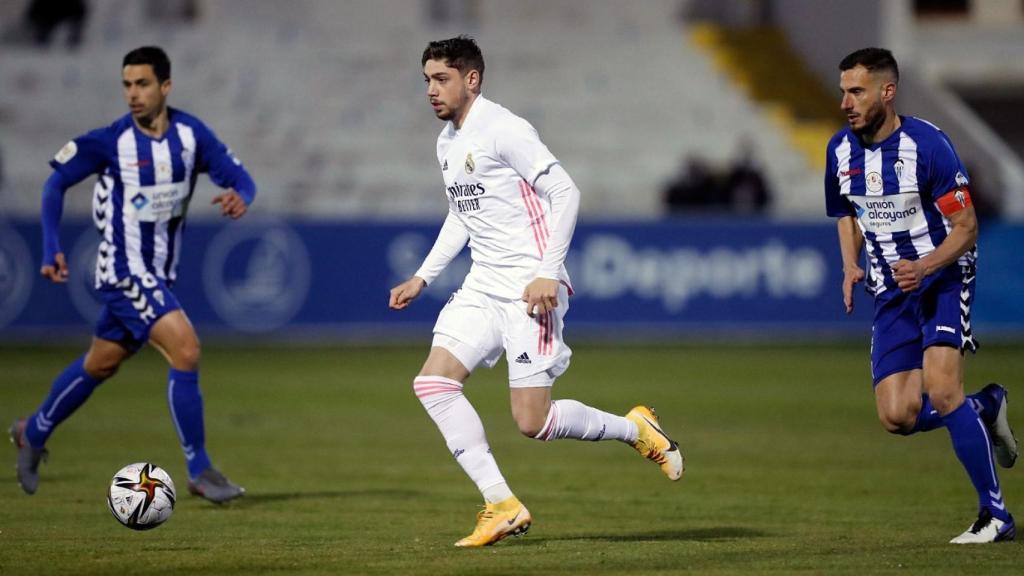 Fede Valverde conduce el balón, en el Alcoyano - Real Madrid de Copa del Rey