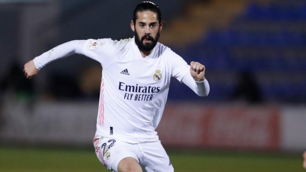 Isco encara a un rival, en el Alcoyano - Real Madrid de la Copa del Rey