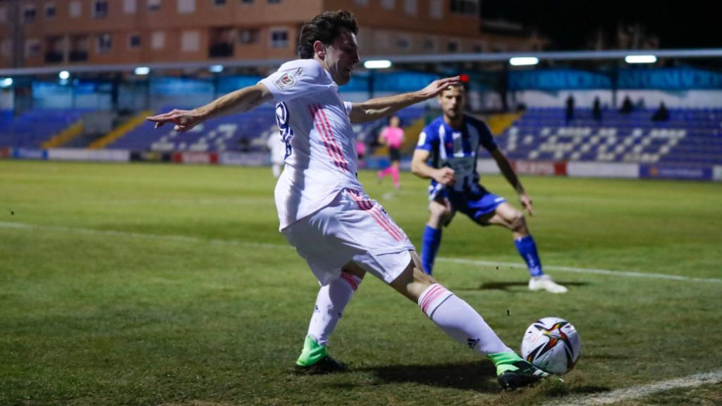 Centro de Odriozola ante la presión de un jugador del Alcoyano
