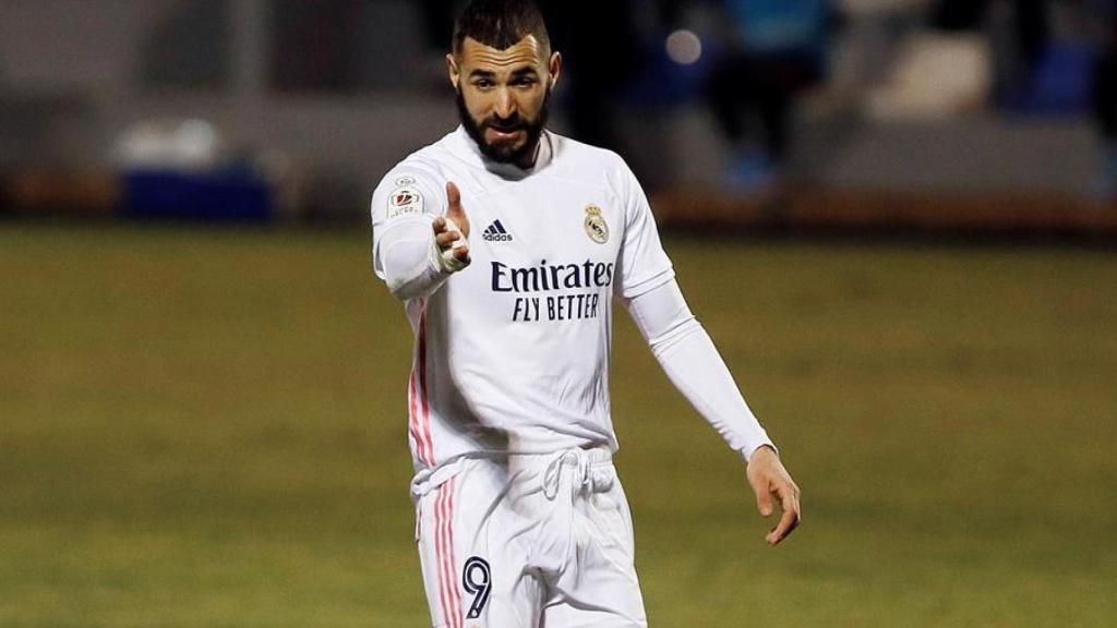 Karim Benzema da indicaciones a sus compañeros, en el Alcoyano - Real Madrid de la Copa del Rey
