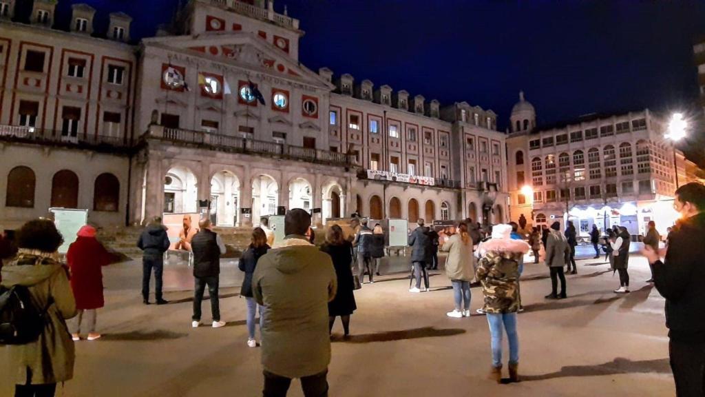 Concentración de autónomos y hoslteleros ante el ayuntamiento de Ferrol.