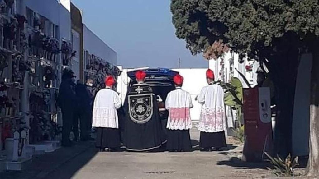 Una veintena de personas acompañaron, el pasado jueves, al féretro del cura Modesto Romero.