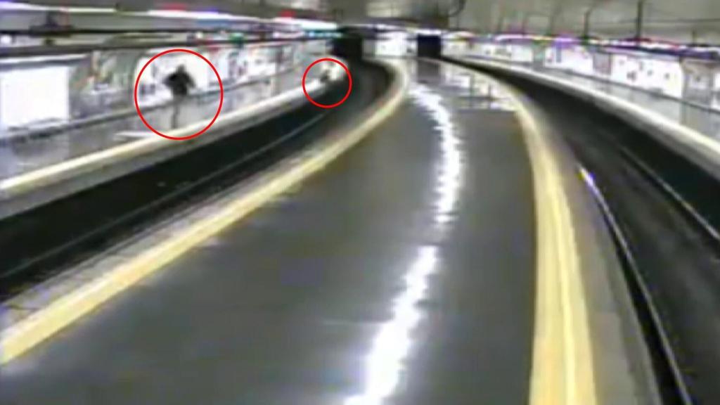 En el círculo de la izquierda, el policía corriendo para salvar al joven. En el de la derecha, el chico con la piernas colgadas en el andén.