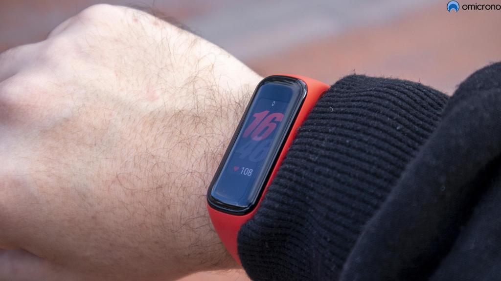 Galaxy Fit puesta en una muñeca.