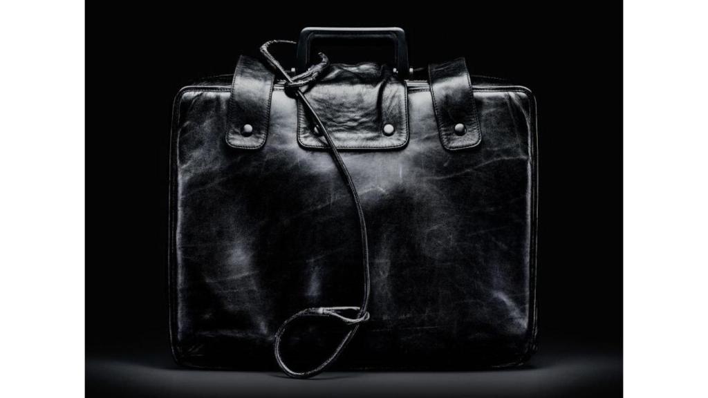 Ejemplar de maletín nuclear expuesto en un museo