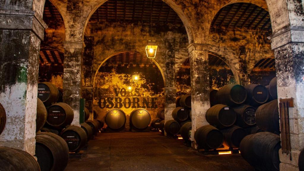 Interior de la histórica bodega Osborne.