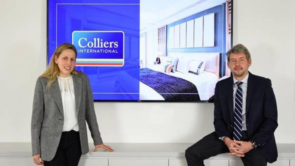 En la foto de izqquierda a derecha: Laura Hernando y Miguel Vázquez, ambos Managing Director de Hoteles en Colliers.