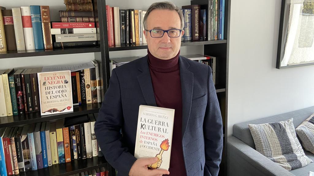 Alberto Gil Ibáñez posa con un ejemplar de 'La guerra cultural: los enemigos internos de España y Occidente'.