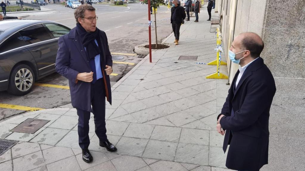 La polémica foto de Feijóo sin mascarilla.
