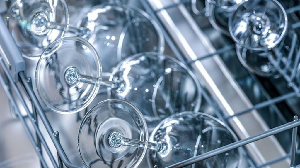 Cada ciclo de un lavavajillas industrial dura entre 60 y 150 segundos.