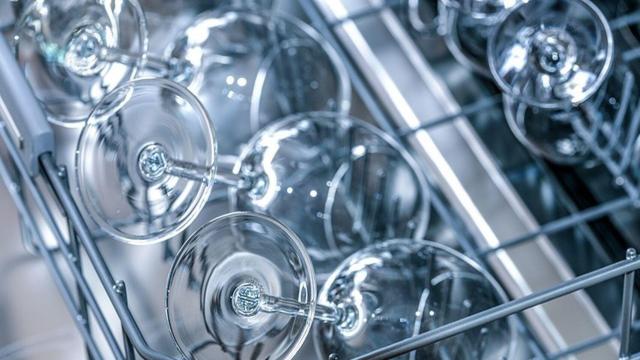 Cada ciclo de un lavavajillas industrial dura entre 60 y 150 segundos.