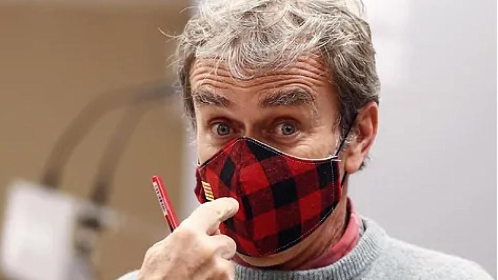 Fernando Simón, utilizando una mascarillas de cuadros rojos y negros el pasado octubre.
