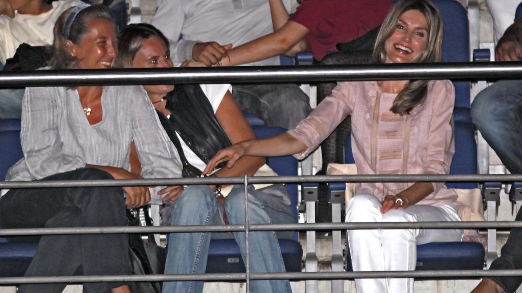La Reina junto a dos amigas en un concierto.