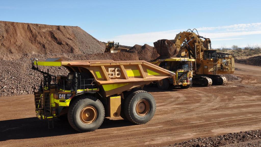 Camión autónomo de Caterpillar en una explotación minera.