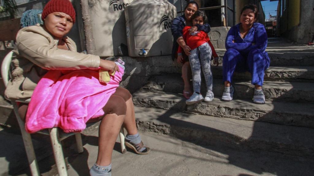 Mujeres migrantes de países centroamericanos descansan hoy en el albergue Nueva Mision Agape, en la fronteriza ciudad de Tijuana, Baja California (México).