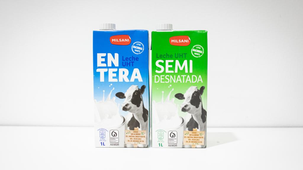 A la izquierda, la leche entera de Aldi y, a la derecha, su homóloga semidesnatada.