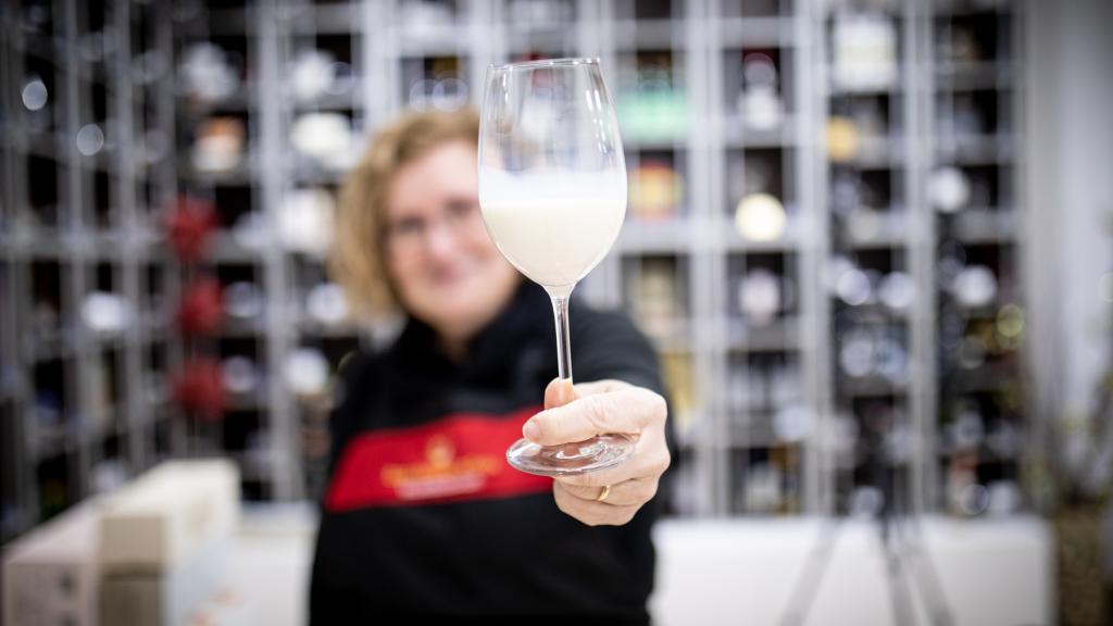 La especialista Carmen y una copa de leche en la Escuela Española de Cata.