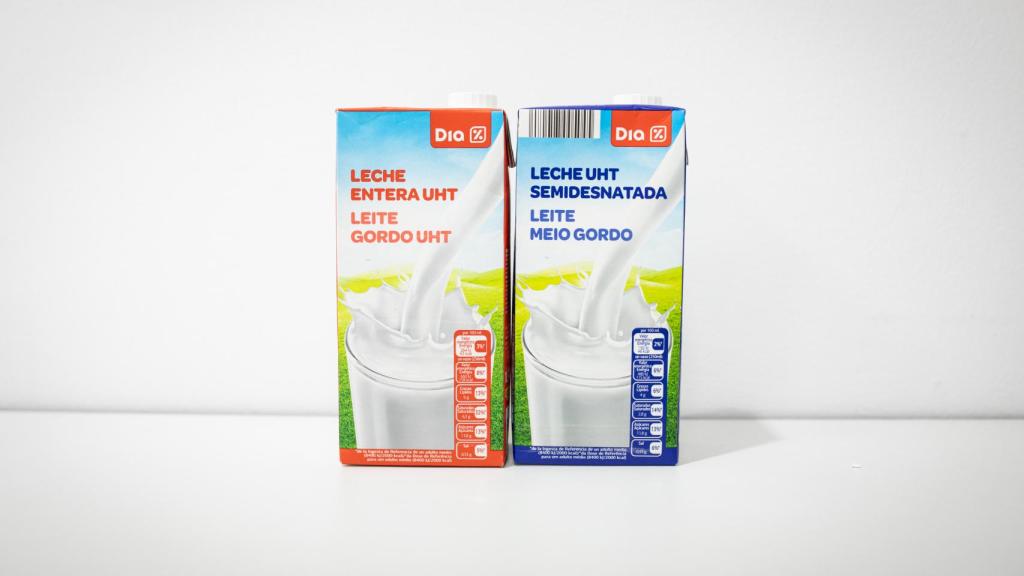 A la izquierda, la leche entera de Dia y, a la derecha, su homóloga semidesnatada.