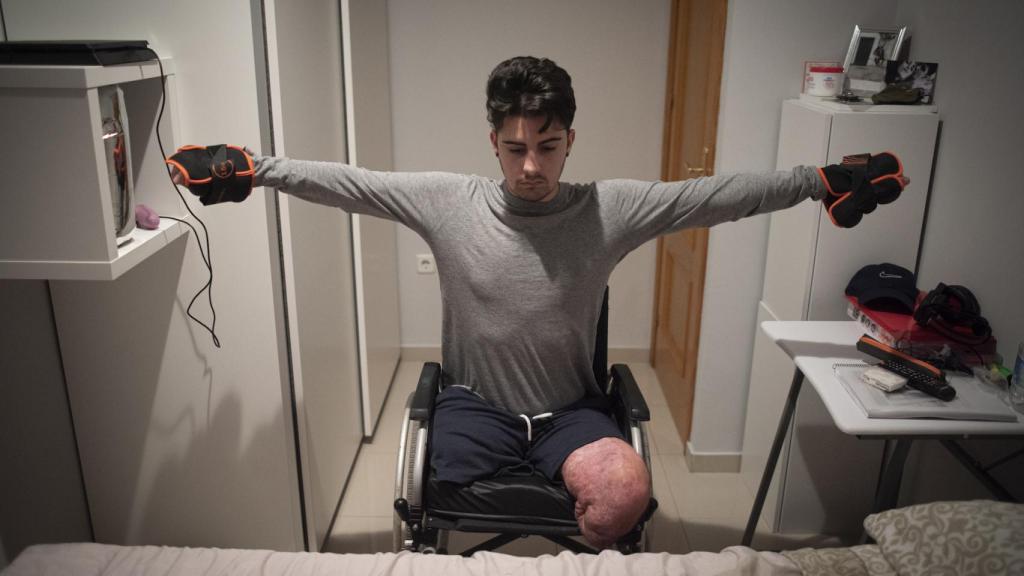 Daniel fortalece con pesas su musculatura.