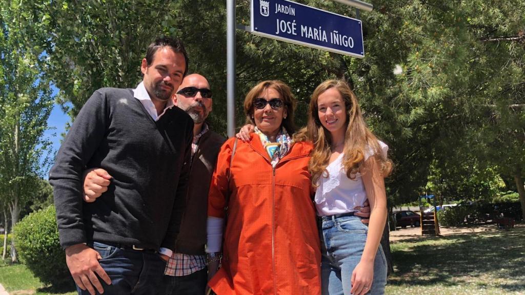 Su familia posa junto al cartel del parque nombrado en su memoria