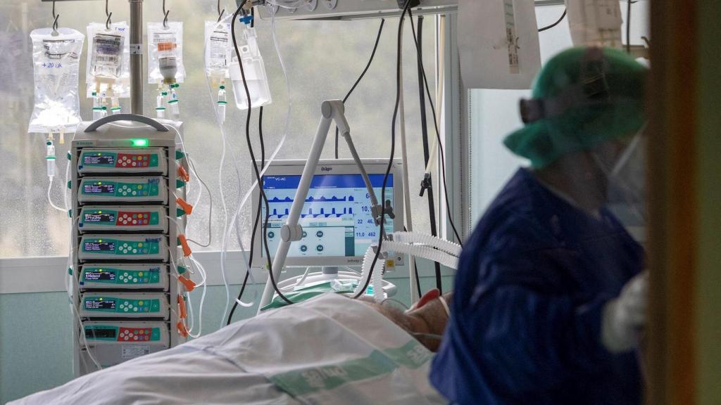 Un sanitario trabaja en la UCI dedicada a pacientes covid en un hospital.