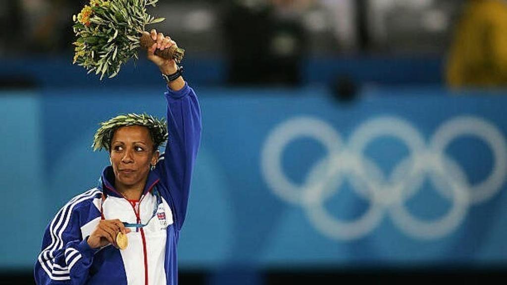Kelly Holmes con su medalla de los JJOO