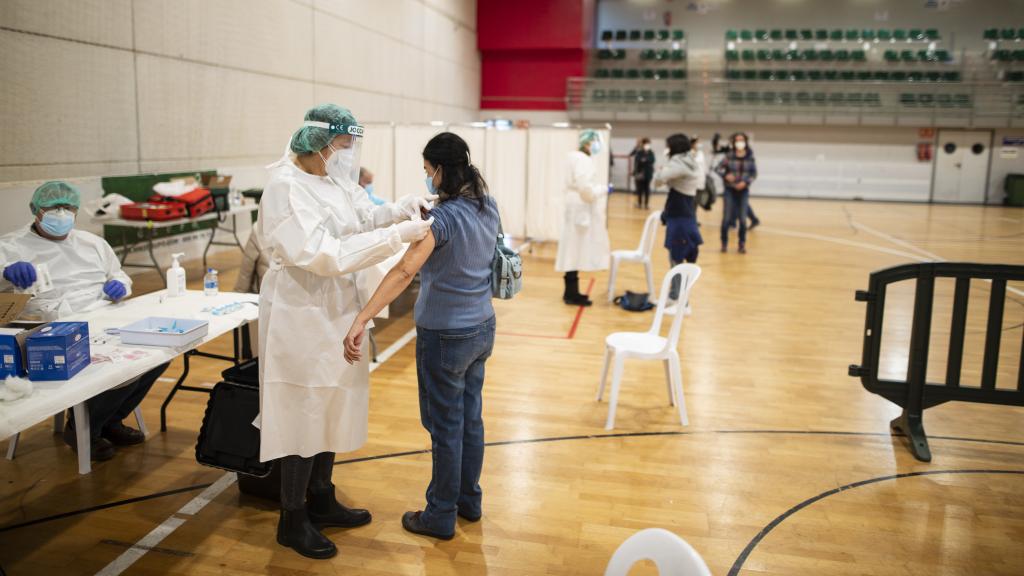 Vacunación de sanitarios en Cartagena (Murcia).