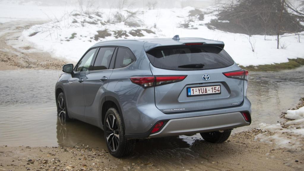 Aunque el 4x4 puro de la categoría es el Toyota Land Cruiser, este Highlander se comporta de forma sobresaliente.