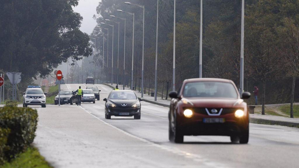 Un control policial en la frontera de Galicia con Portugal, en O Porriño, Galicia