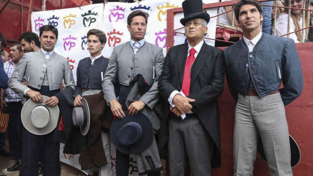 José Rivera 'Riverita', junto a sus sobrinos, en un festival taurino en homenaje a su trayectoria.