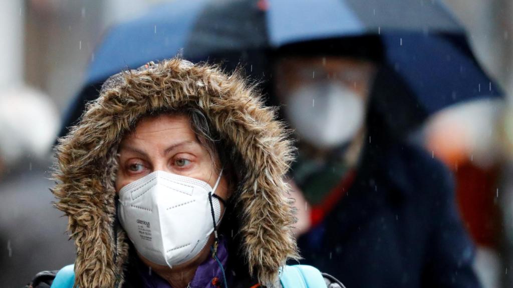 Una mujer con unas mascarilla FPP2.