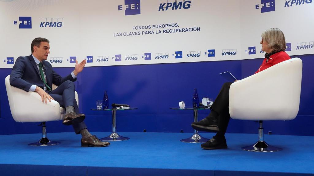 El presidente del Gobierno, Pedro Sánchez, entrevistado por la presidenta de Efe, Gabriela Cañas.
