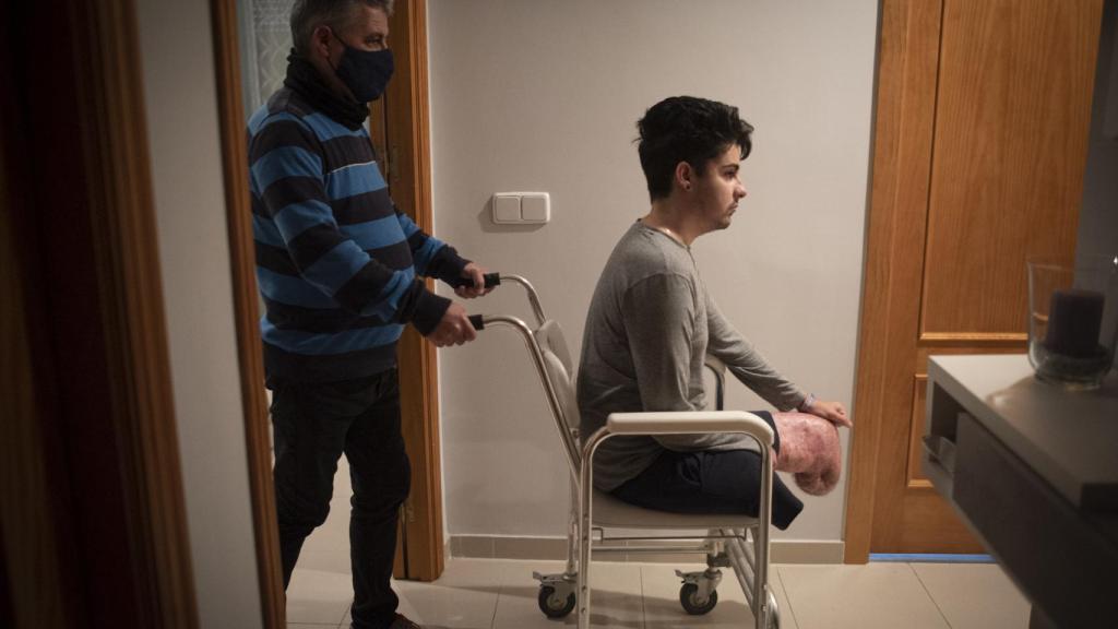 Daniel tiene ahora 23 años y quiere adquirir unas prótesis para sus piernas con las que volver a caminar.