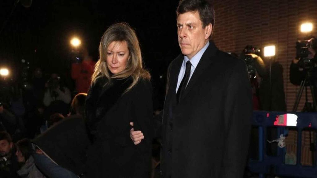 Juan Carlos Quer y Diana López-Pinel en el entierro de su hija Diana.
