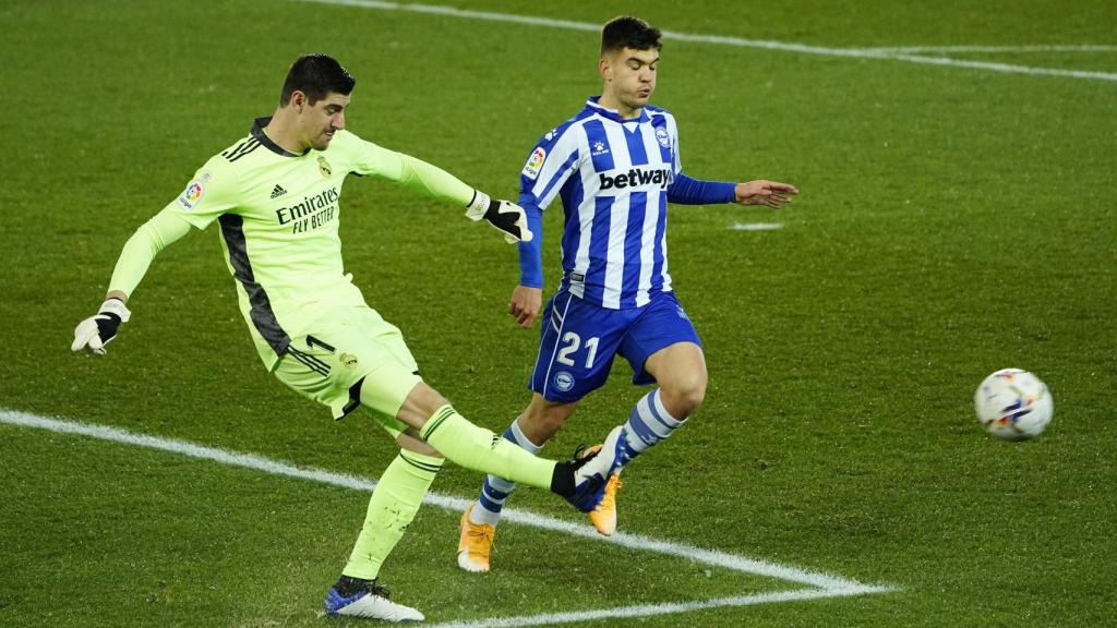 Thibaut Courtois despeja un balón con la presión de Martin Aguirregabiria
