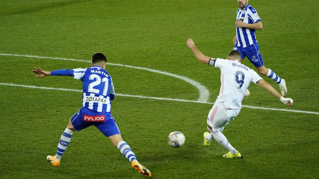 Benzema marca desde dentro del área del Alavés