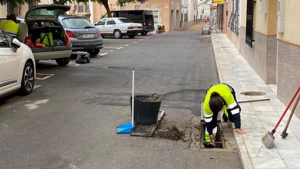 Unos operarios municipales haciendo trabajos en las calles de Fines.