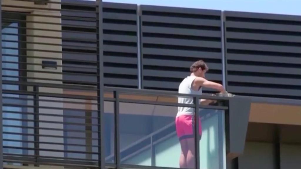 Rafa Nadal en el balcón de su habitación