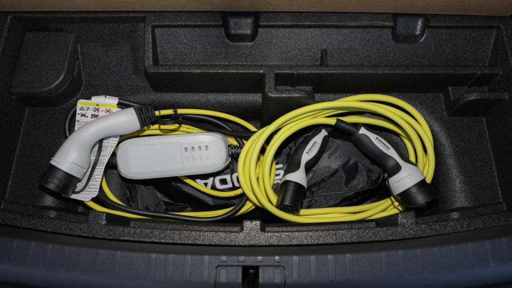 De serie incorpora los dos cables de carga, algo que no suele ser habitual.