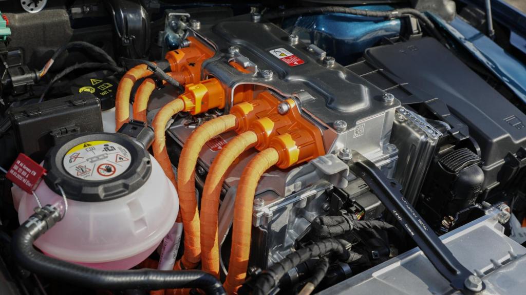 Los cables naranjas indican el sistema eléctrico.