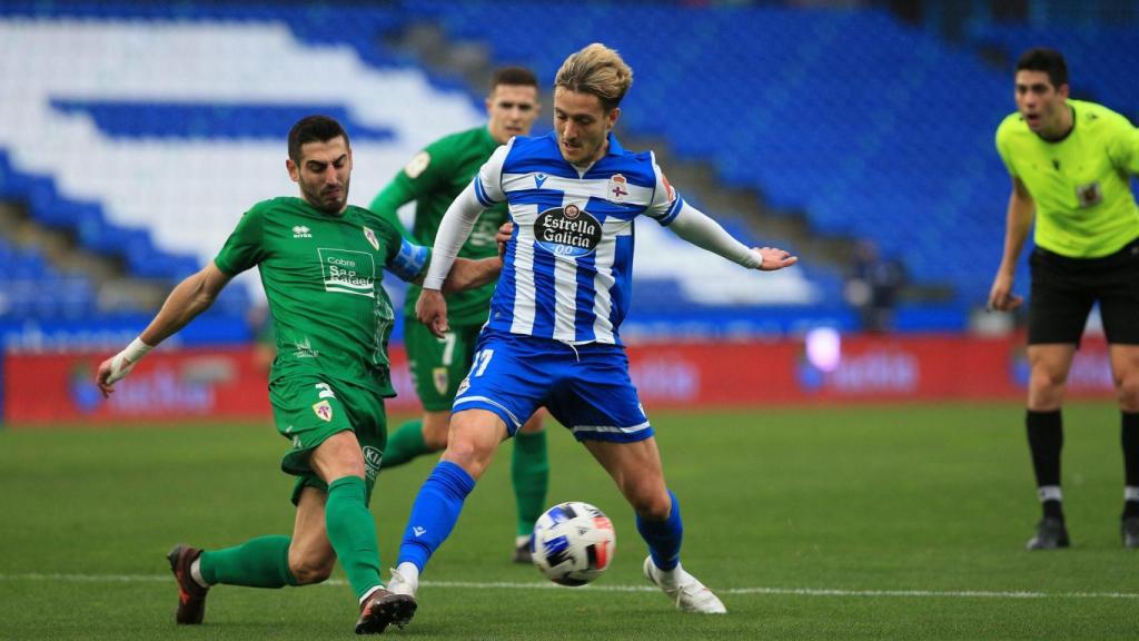 Borja Galán en un lance del partido entre Deportivo y Compostela