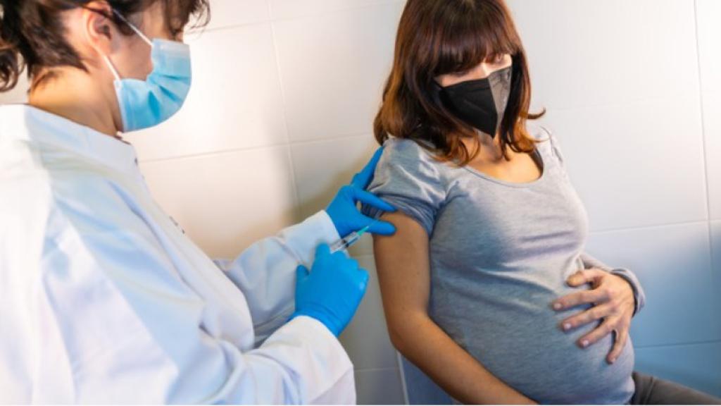 Una embarazada poniéndose una vacuna.