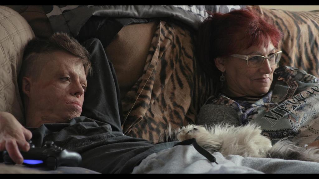 Aleixo, en el salón de su casa junto a su madre.