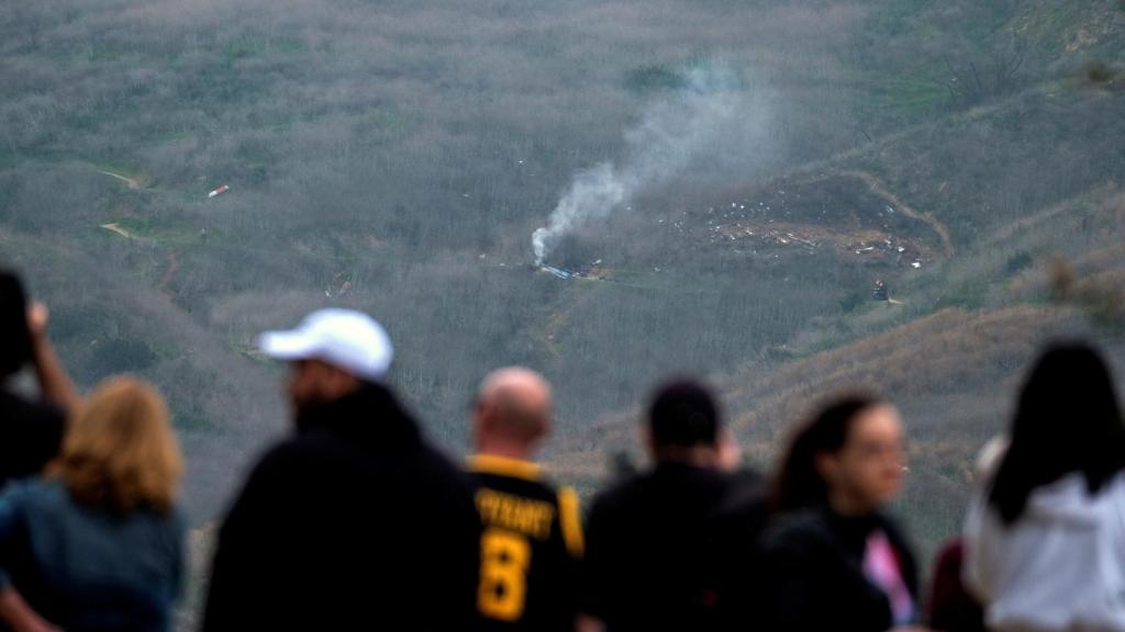 Personas viendo el helicóptero accidentado de Kobe Bryant