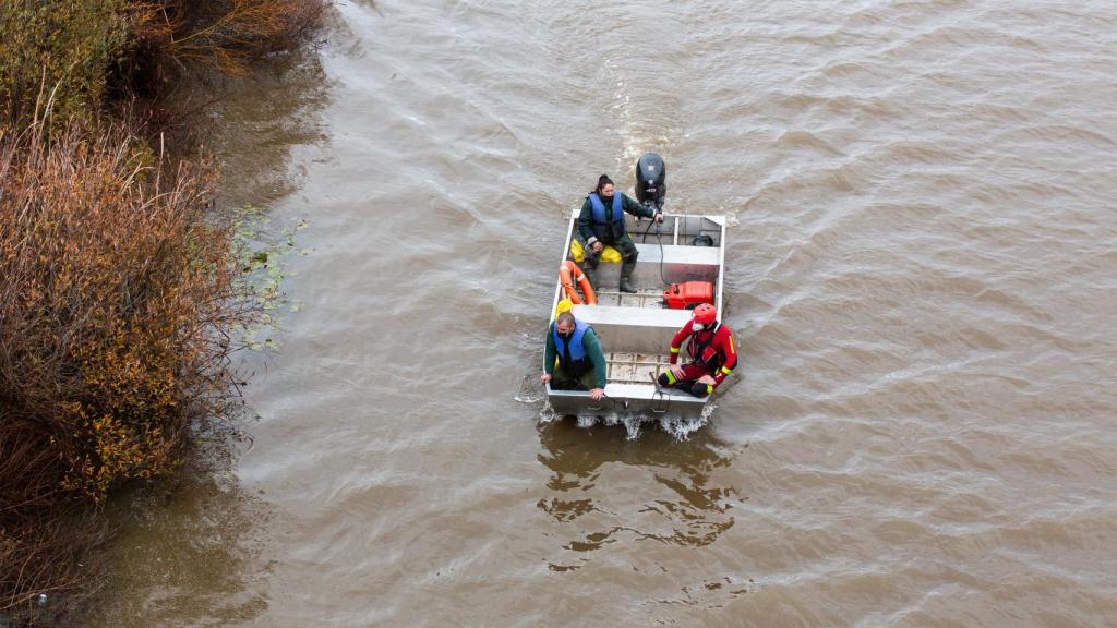 Una de las barcas en el río Guadiana, durante las labores de búsqueda.