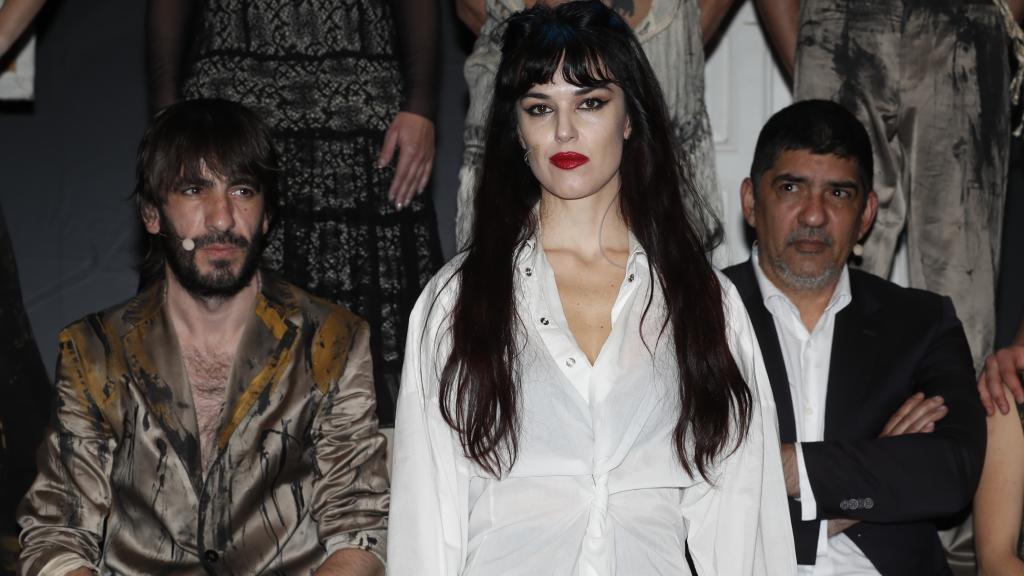 En primer plano, Sara Vega caracterizada de Yerma. Detrás de ella, su pareja, Daniel Navarro, que la mira, y el actor Pablo Durán.