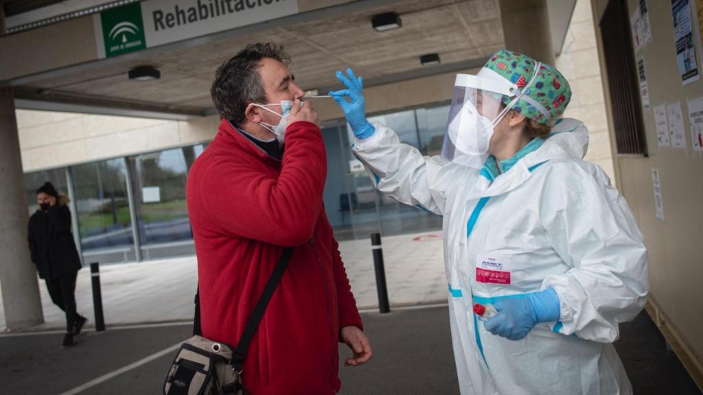 Un vecino de La Línea de la Concepción (Cádiz) al que le están practicando una prueba PCR, este lunes.
